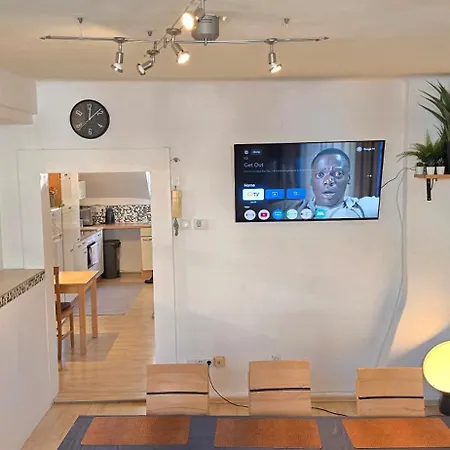 Bright & Spacious In Apartment