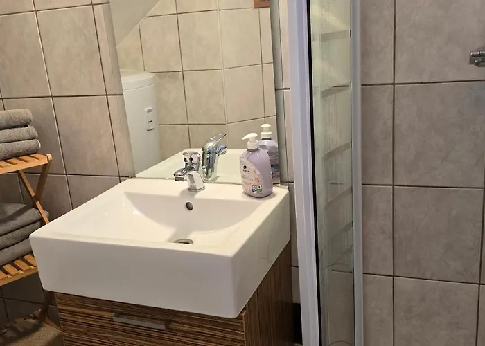 Bright & Spacious In شقة