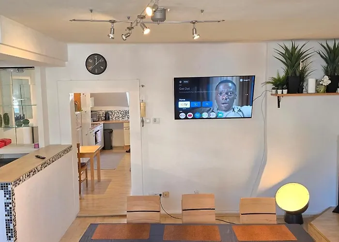 Bright & Spacious In شقة