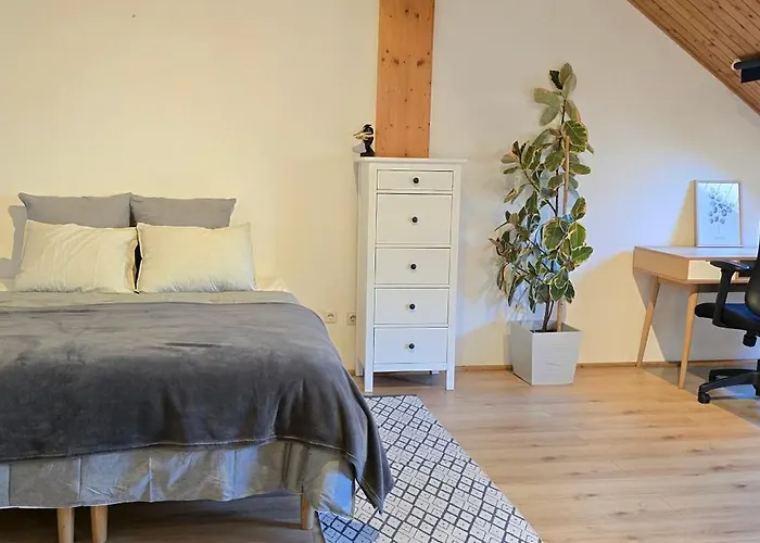 Bright & Spacious In شقة *