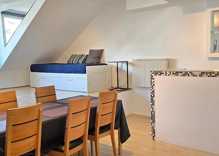 Bright & Spacious In شقة *